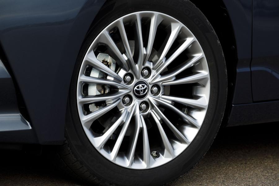Колеса Toyota Avalon Hybrid Limited 2018 года  (фото 24 из 34)